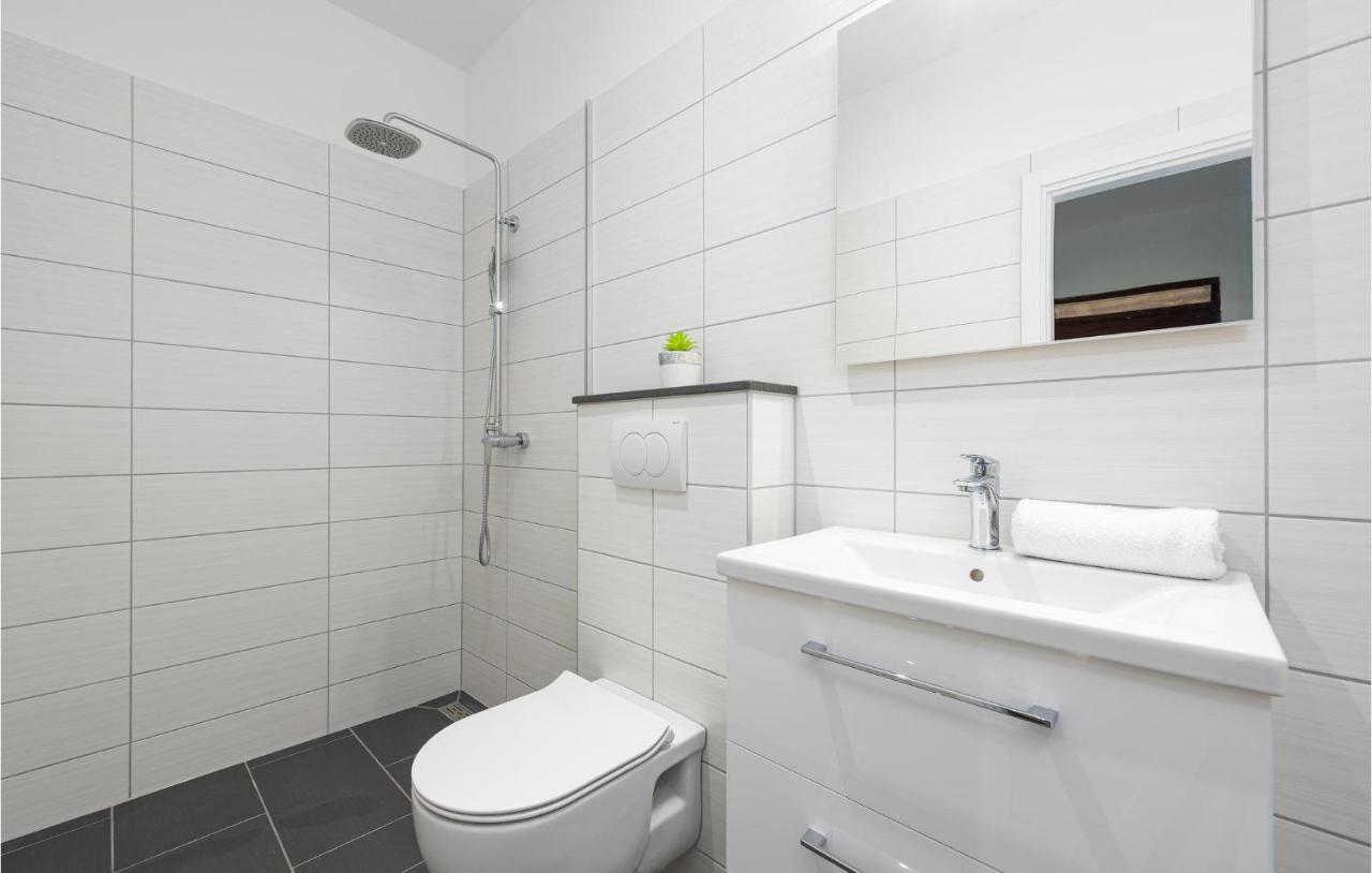 Awesome In Zadar With 2 Bedrooms, Wifi And Outdoor Swimming Pool Dom wakacyjny
