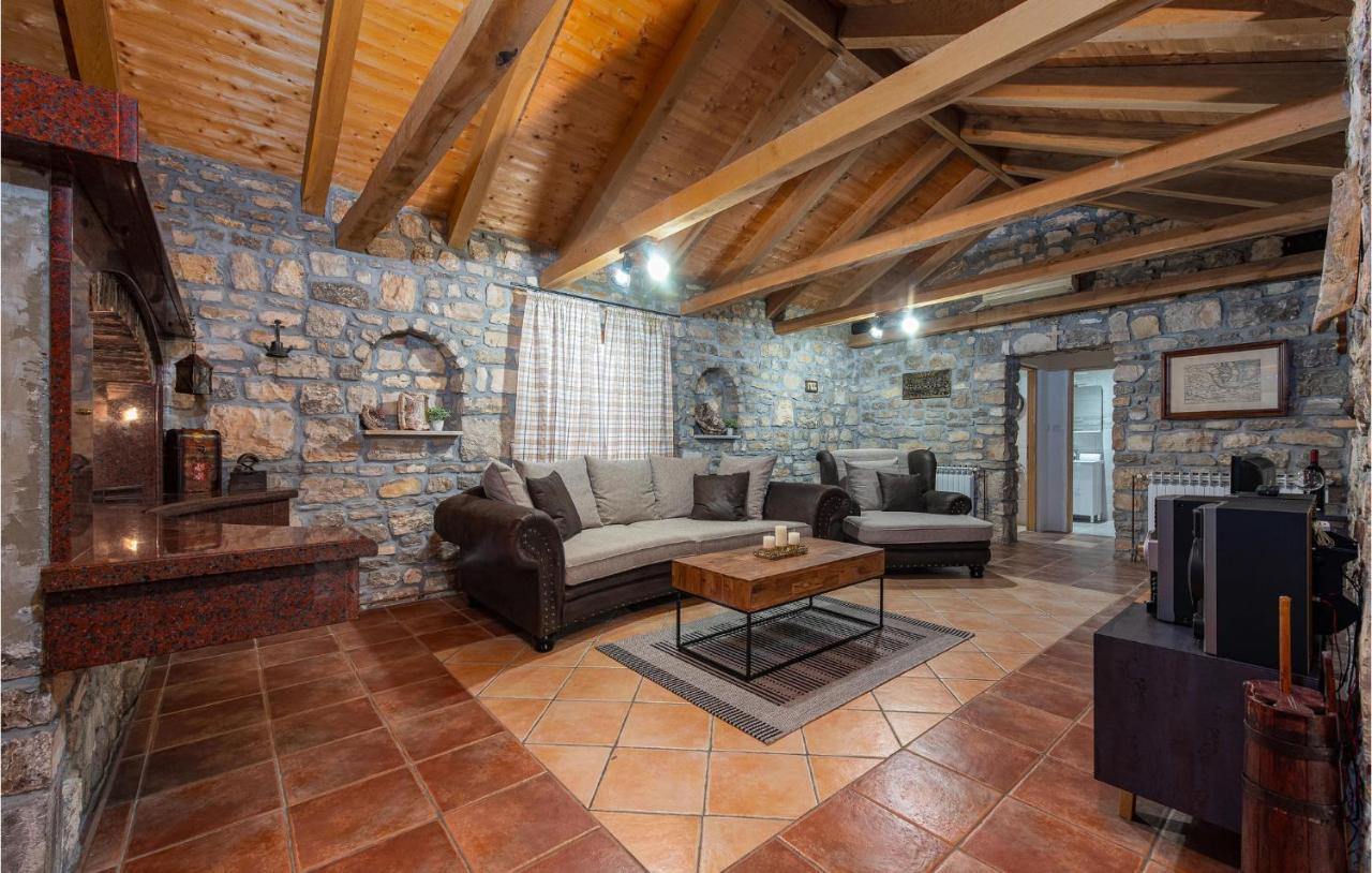 Dom wakacyjny Awesome In Zadar With 2 Bedrooms, Wifi And Outdoor Swimming Pool