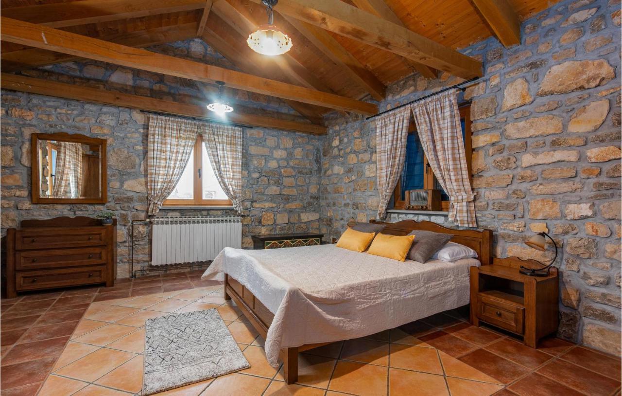 Awesome In Zadar With 2 Bedrooms, Wifi And Outdoor Swimming Pool Dom wakacyjny *