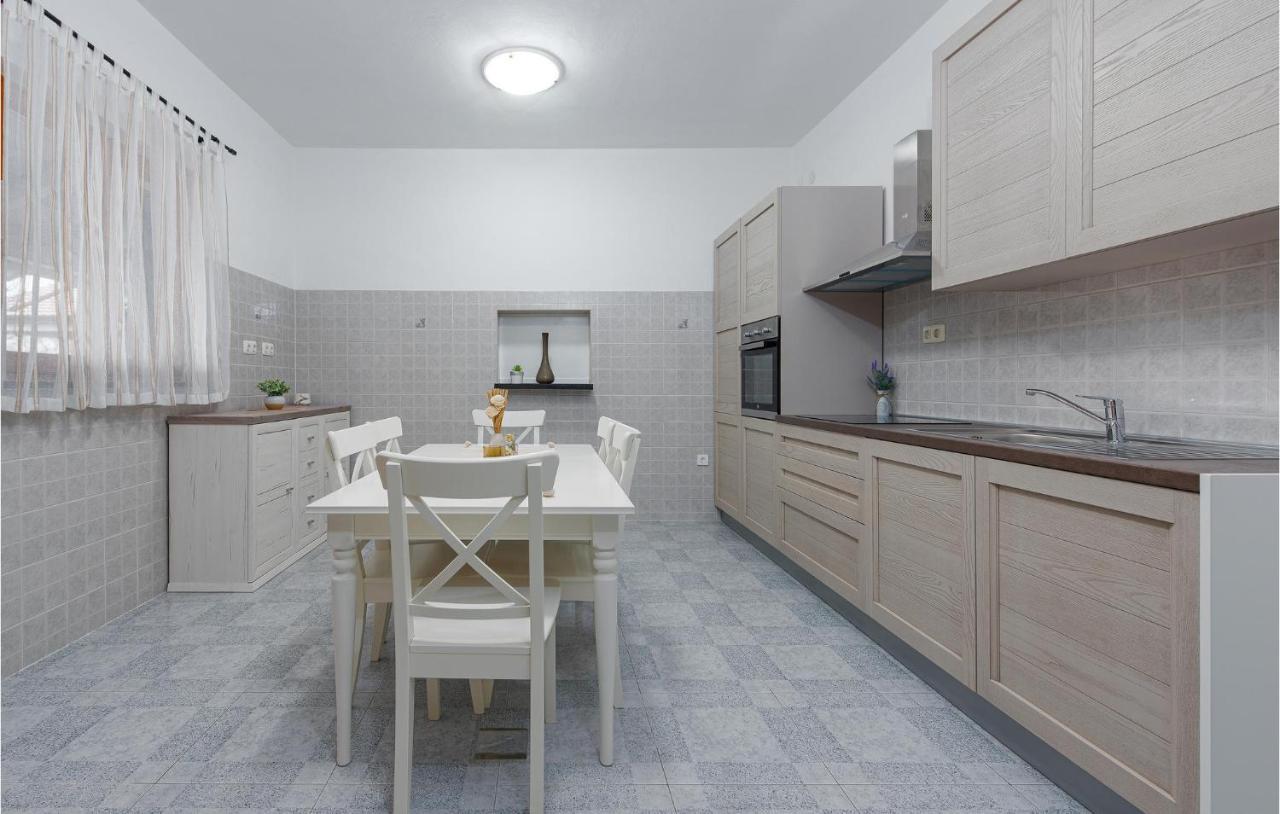Awesome In Zadar With 2 Bedrooms, Wifi And Outdoor Swimming Pool Dom wakacyjny Murvica (Policnik)