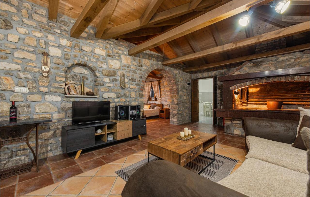 Dom wakacyjny Awesome In Zadar With 2 Bedrooms, Wifi And Outdoor Swimming Pool *